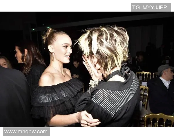 足球明星与女团亲密合影展现青春活力与运动魅力的完美结合